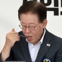 【韓国】断食中の李在明氏、塩を舐める